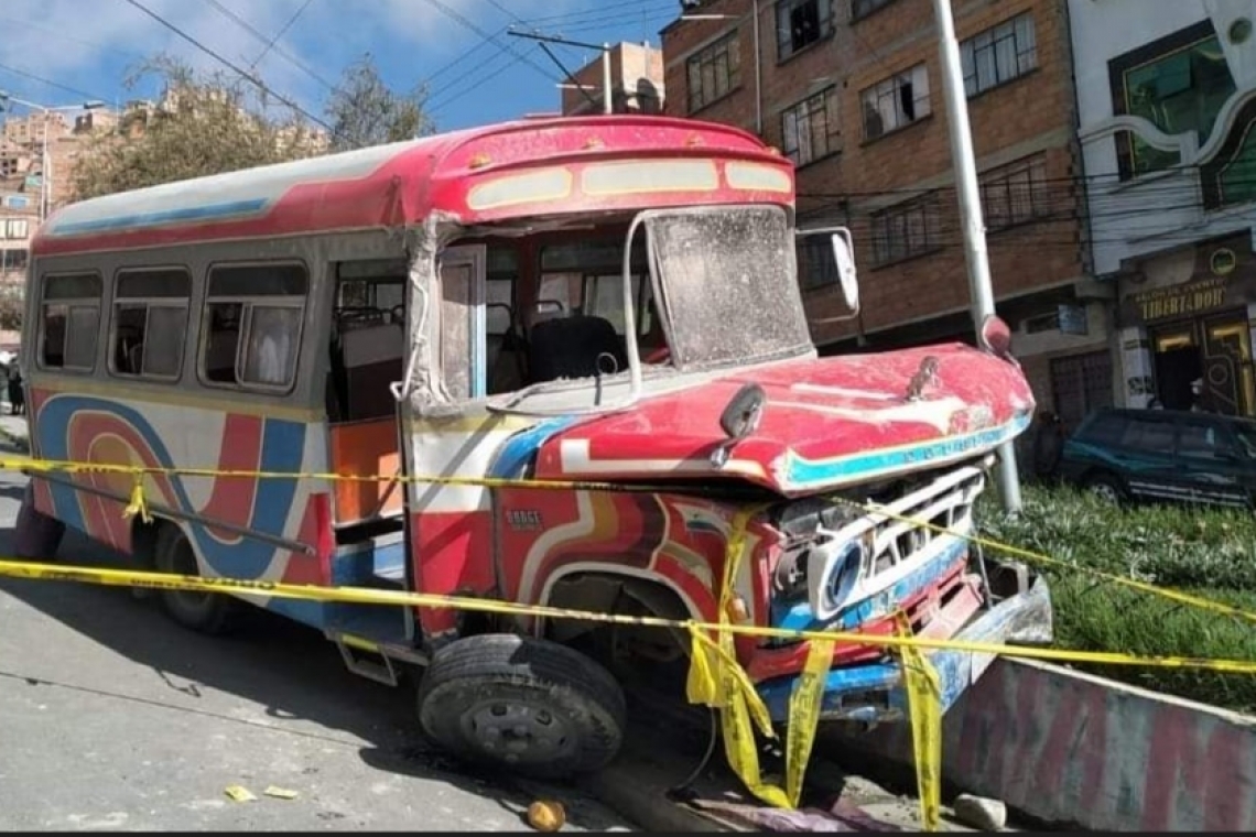 Un micro causa múltiple colisión con el saldo de 22 heridos en La Paz