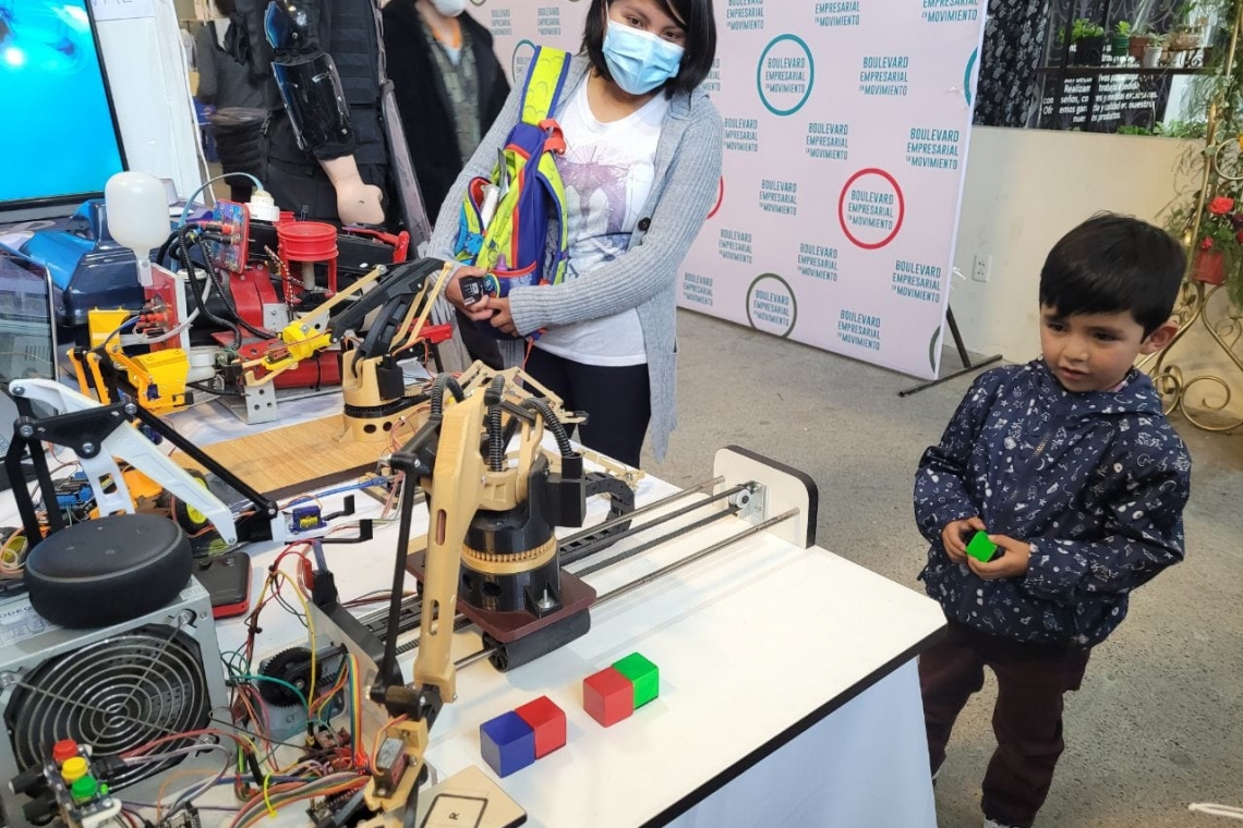 Armada Boliviana recibe Galardón “Atlas Plateado” en la Fipaz