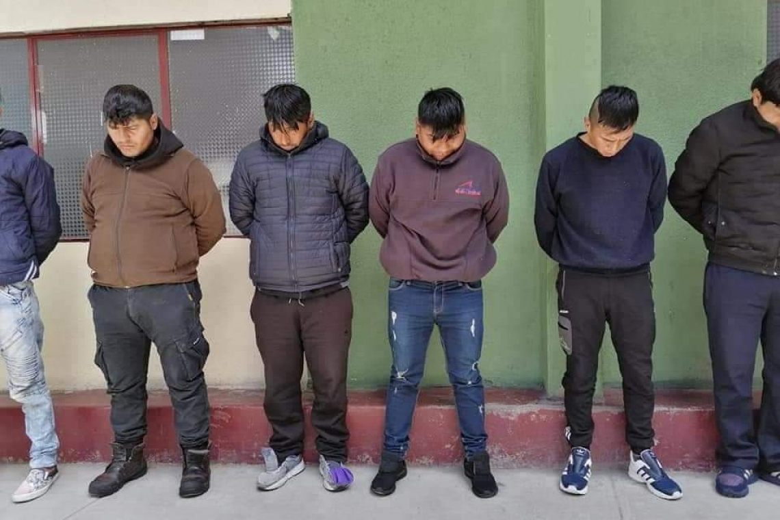 Policía desbarata banda de “cogoteros” que usaba minibuses para los atracos