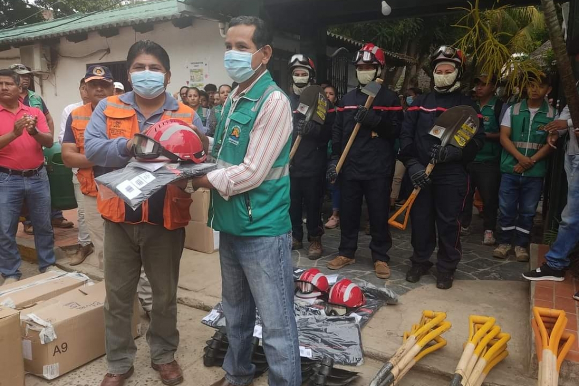 Defensa Civil entrega ayuda humanitaria a familias de Rurrenabaque