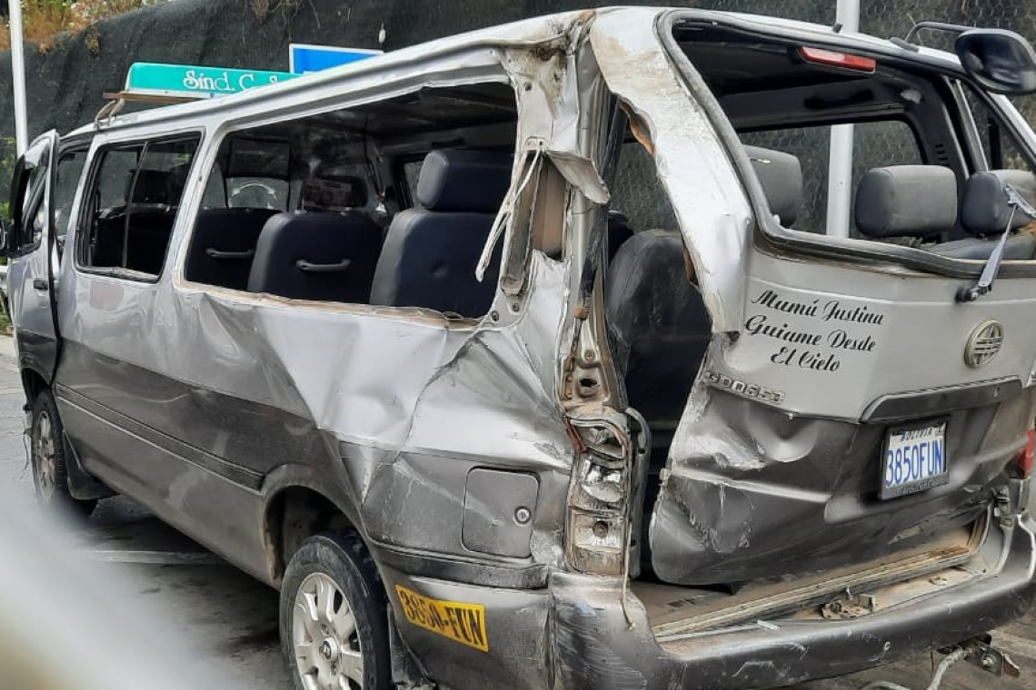 Cinco heridos y daños materiales por triple y múltiple colisión en autopista La Paz-El Alto