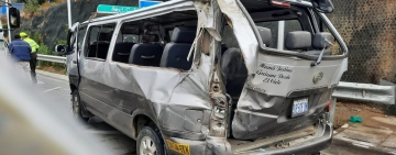 Cinco heridos y daños materiales por triple y múltiple colisión en autopista La Paz-El Alto