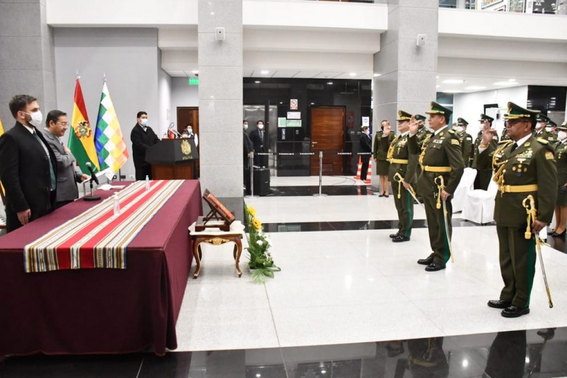 Ascienden y entregan bastones de mando a tres generales de la Policía