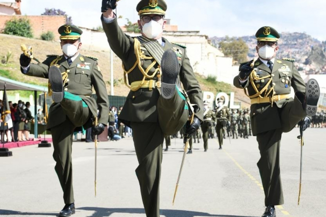 Presentan a los nuevos generales de la Policía en acto de reconocimiento