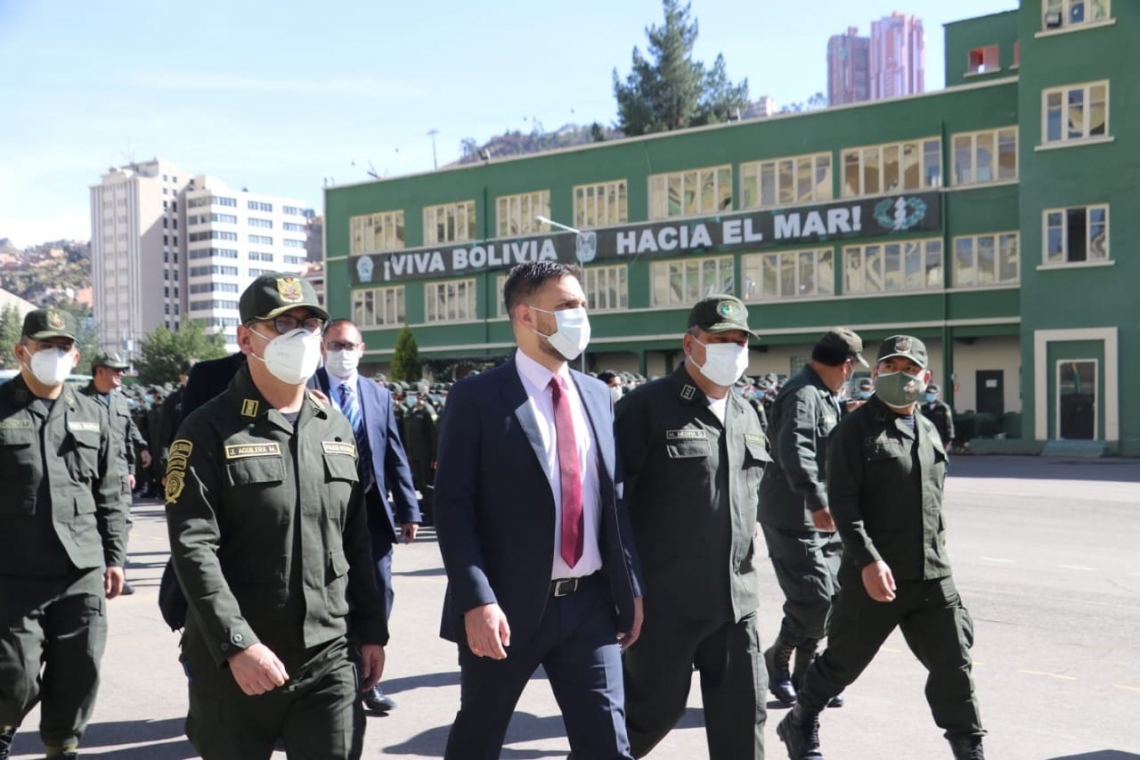 Policía Boliviana rinde tributo al Himno Nacional en su Día