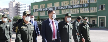 Policía Boliviana rinde tributo al Himno Nacional en su Día
