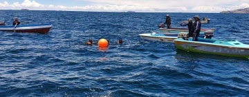 Buzos de la Armada aún buscan al pescador desaparecido en el lago Titicaca