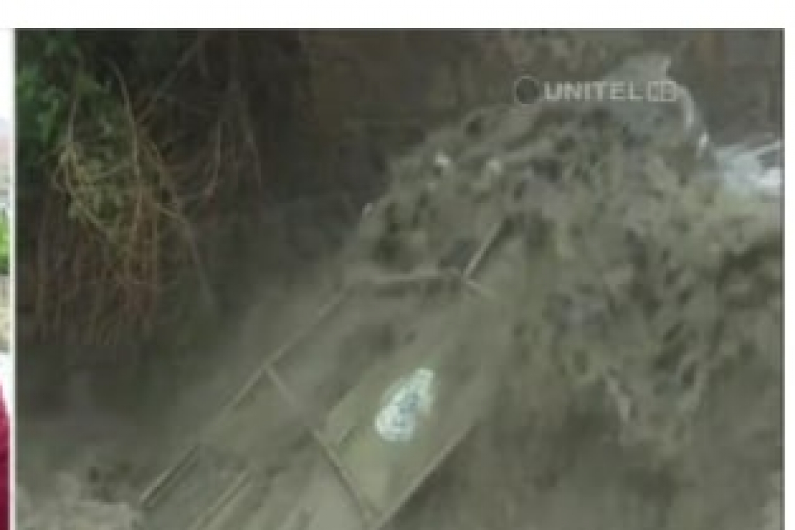 Vehículo militar cae en rio Choqueyapu y el conductor es internado en COSSMIL en La Paz