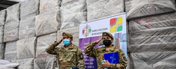 Presidente entrega ropa de cama que beneficiará a 29.000 efectivos de las FFAA
