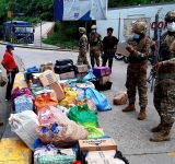 Marinos frenan ingreso de 104 cajas con productos de contrabando en Bermejo