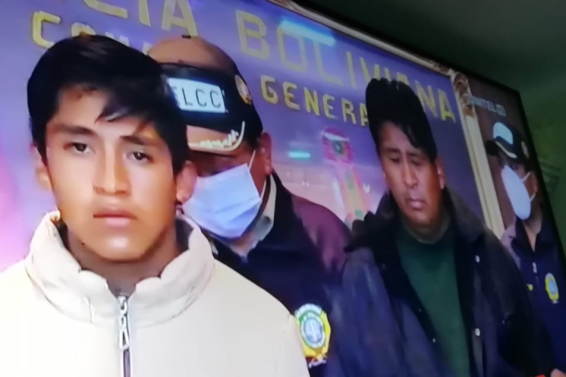 Policía captura y presenta a dos sospechosos del doble asesinato en Lipari