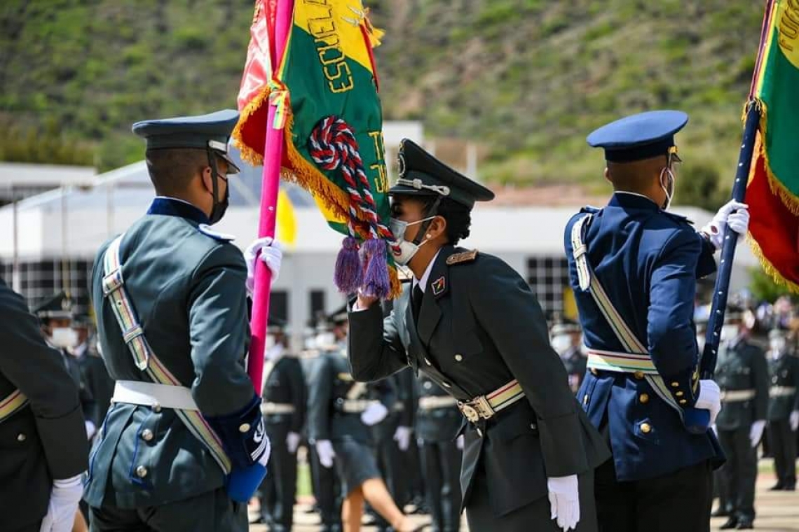 Presidente Arce realza egreso de 328 sargentos de las FFAA y pide servicio a la población