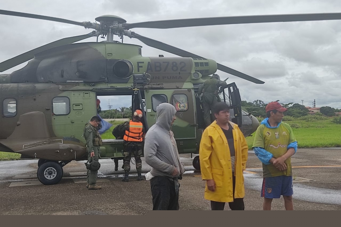 Defensa Civil rescatò a personas afectadas por la riada en el Río Piraí