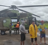 Defensa Civil rescatò a personas afectadas por la riada en el Río Piraí