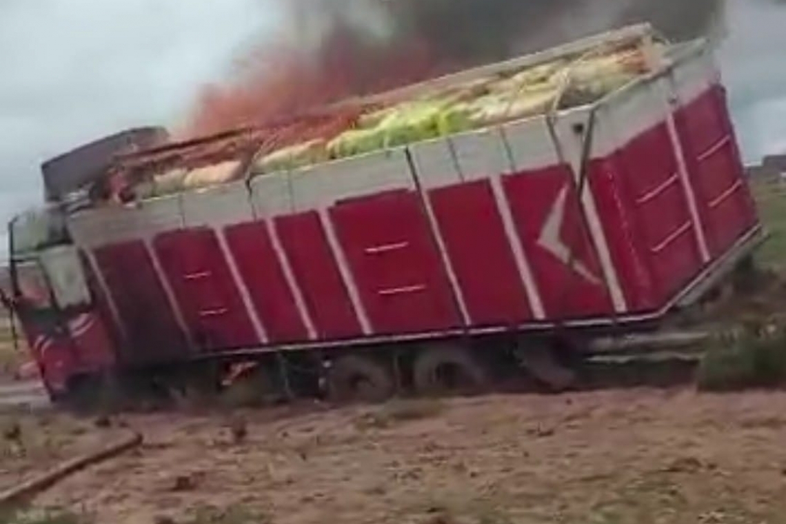 Militares incinera dos camiones con mercadería ilegal ante reacción de contrabandistas