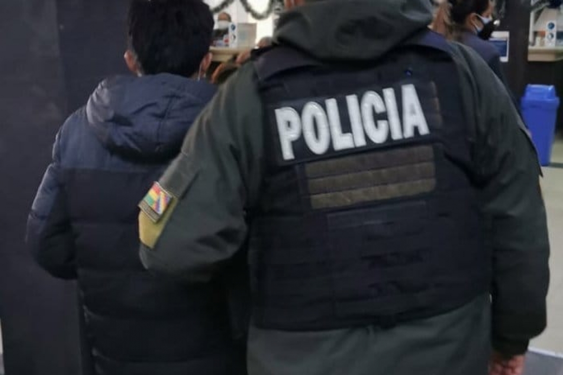 Migración detecta falso carnet de vacunación