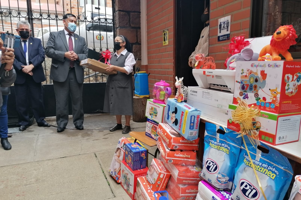 Por Reyes Fiscal General entrega regalos a hogar de niños en Sucre