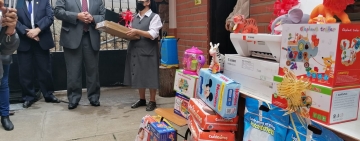 Por Reyes Fiscal General entrega regalos a hogar de niños en Sucre