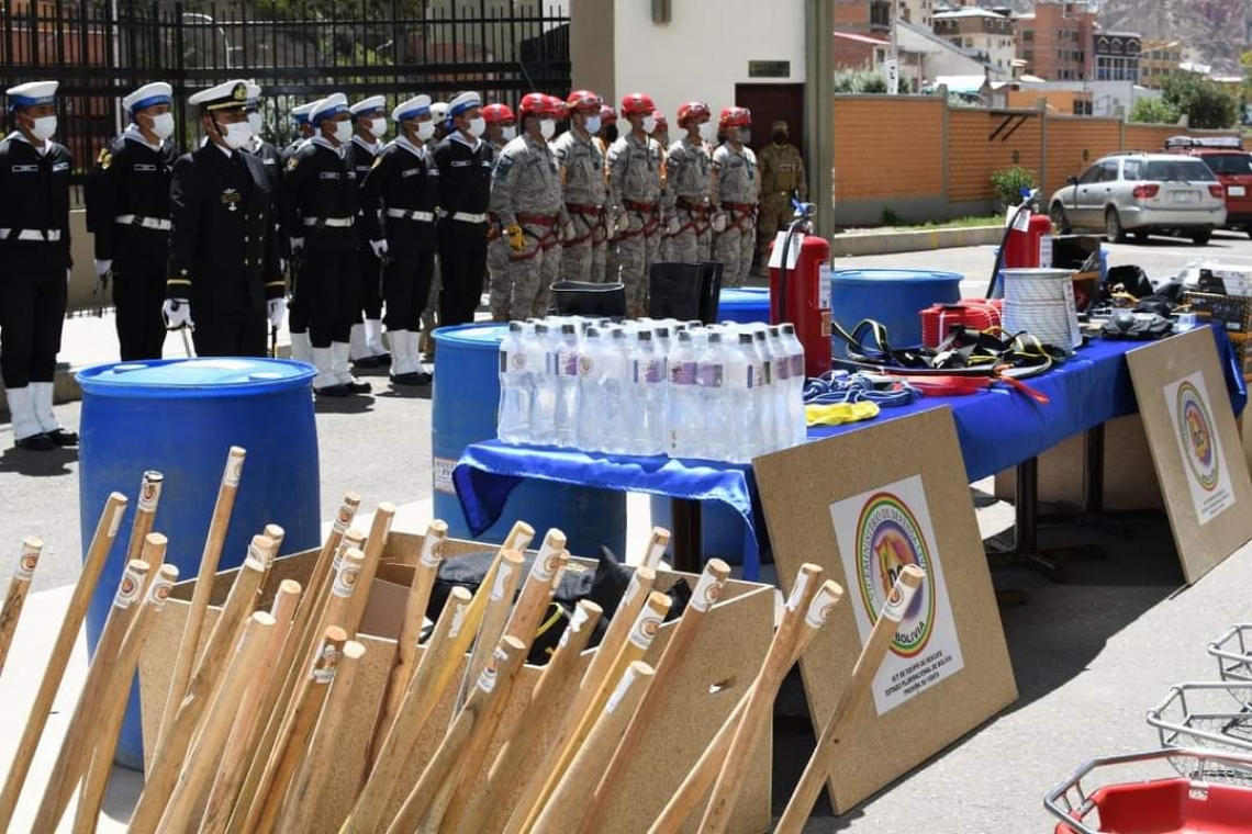 Defensa Civil entrega equipos de búsqueda y rescate a la Armada