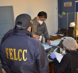 Arrestan a dos personas en control de farmacias y laboratorios por COVID-19