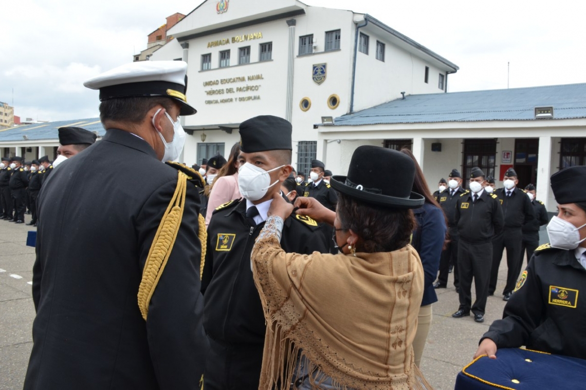 Armada Boliviana cumple con imposición de grados al personal que ascendido el 2021