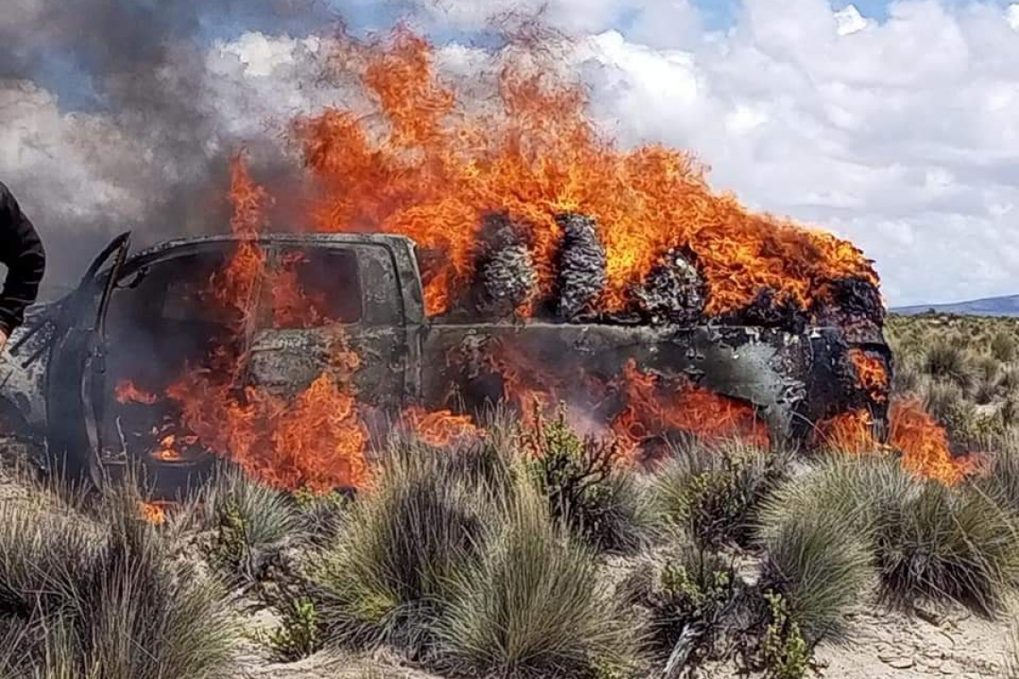 Comisan camiones e incineran camioneta con contrabando en frontera con Chile y Argentina