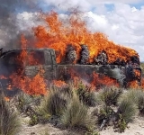 Comisan camiones e incineran camioneta con contrabando en frontera con Chile y Argentina
