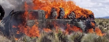 Comisan camiones e incineran camioneta con contrabando en frontera con Chile y Argentina