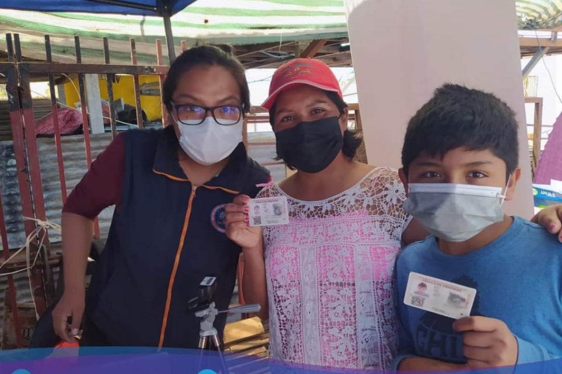 SEGIP entrega cédulas a connacionales, víctimas del incendio en Iquique-Chile