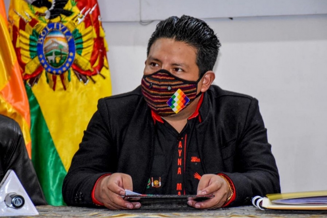 Gobernador paceño paso la noche en celdas por beber alcohol en su despacho