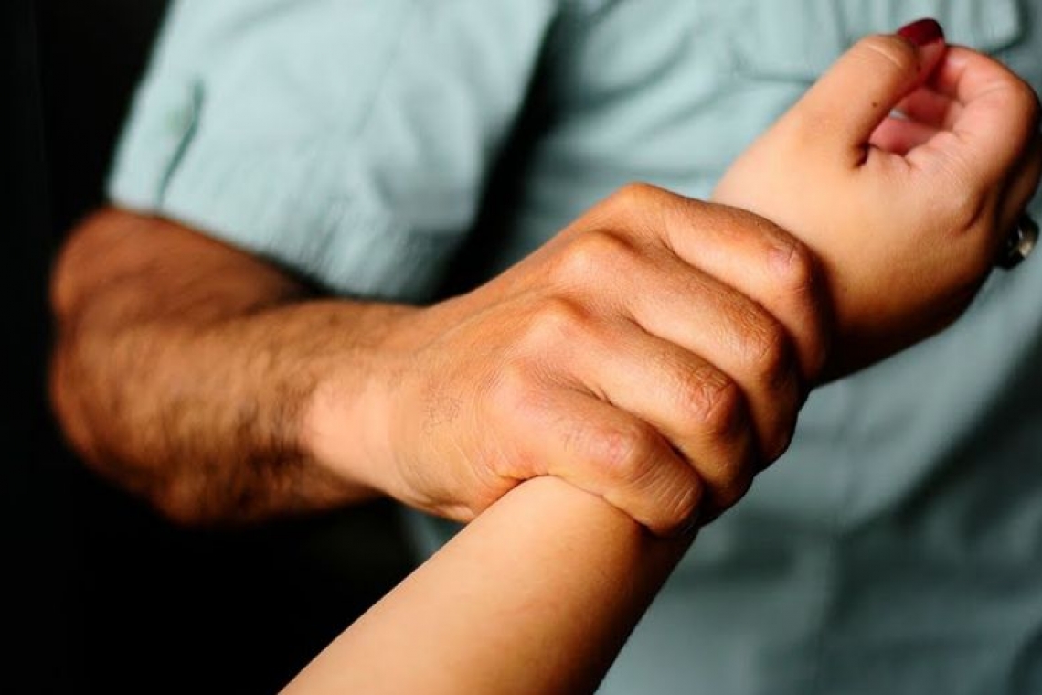 Condenan a 30 años de pena a sujeto que violo y embarazo a su hija en Santa Cruz