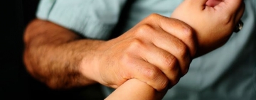 Condenan a 30 años de pena a sujeto que violo y embarazo a su hija en Santa Cruz