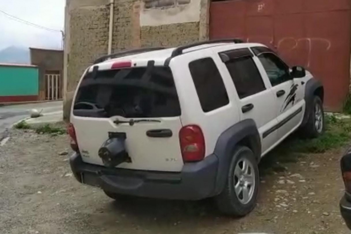 Policía encuentra vehículo empleado en asalto armado en La Paz