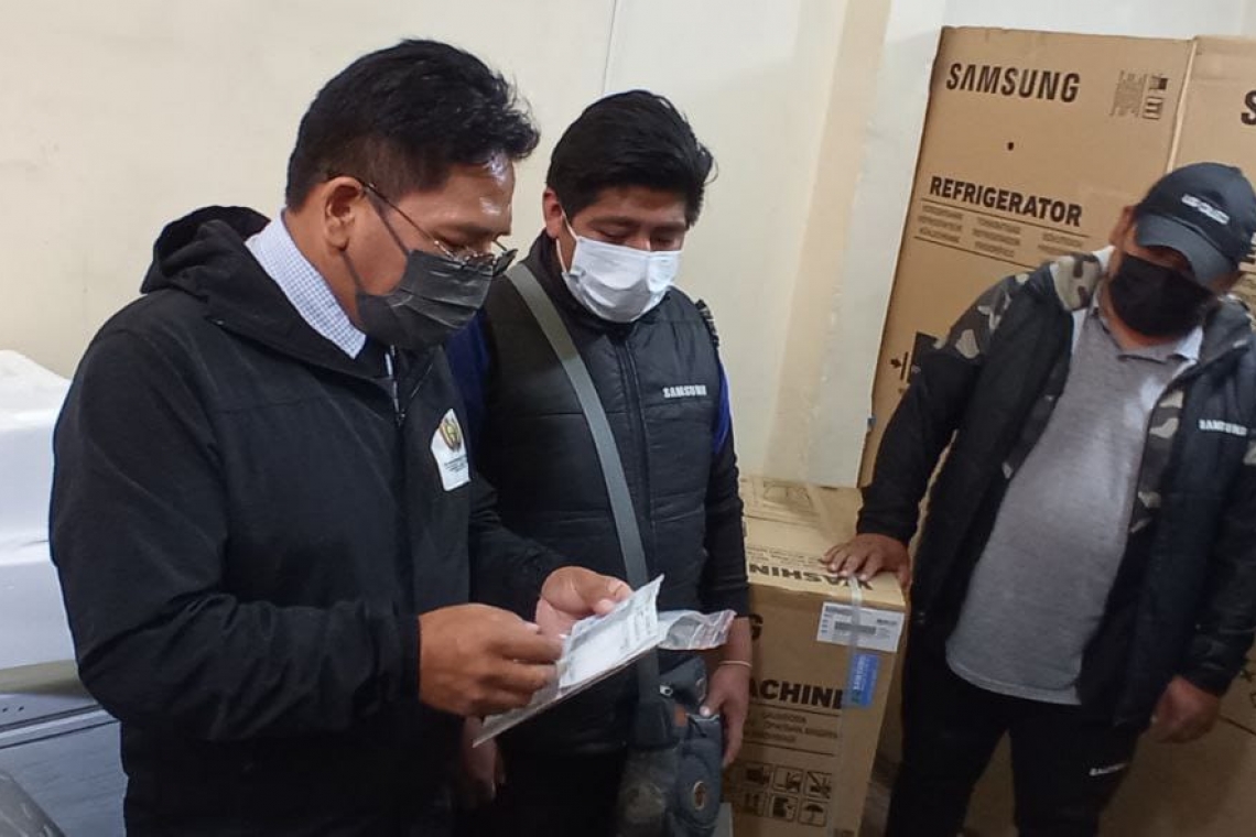 Policía aprehende a tres persona al encontrar electrodomésticos falsificados en La Paz