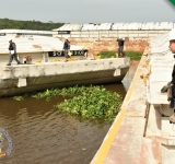 Marinos inspeccionan barcazas en la Hidrovía Paraguay-Paraná