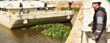 Marinos inspeccionan barcazas en la Hidrovía Paraguay-Paraná