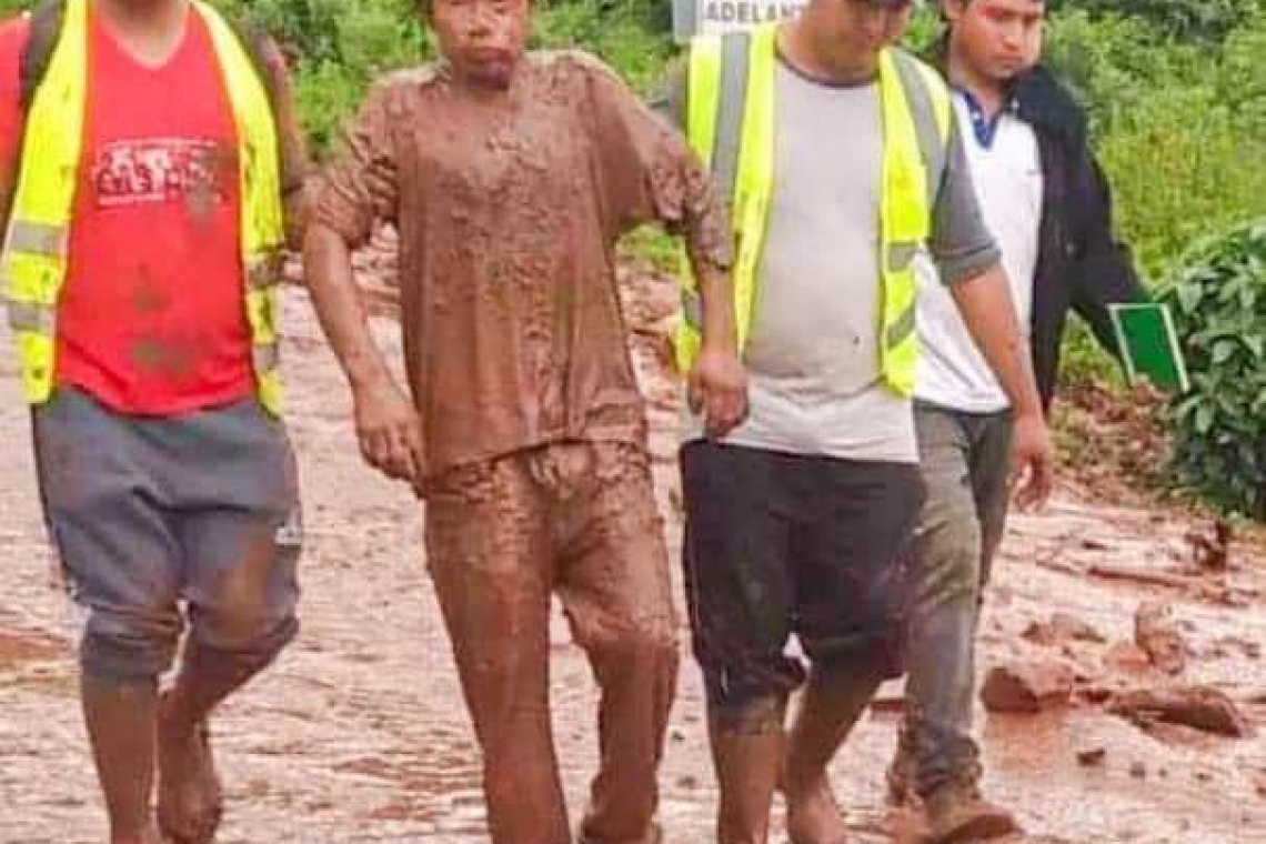 Rescatan cuerpo y desplazan canes para búsqueda de victimas de desborden en Tarija