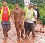 Rescatan cuerpo y desplazan canes para búsqueda de victimas de desborden en Tarija
