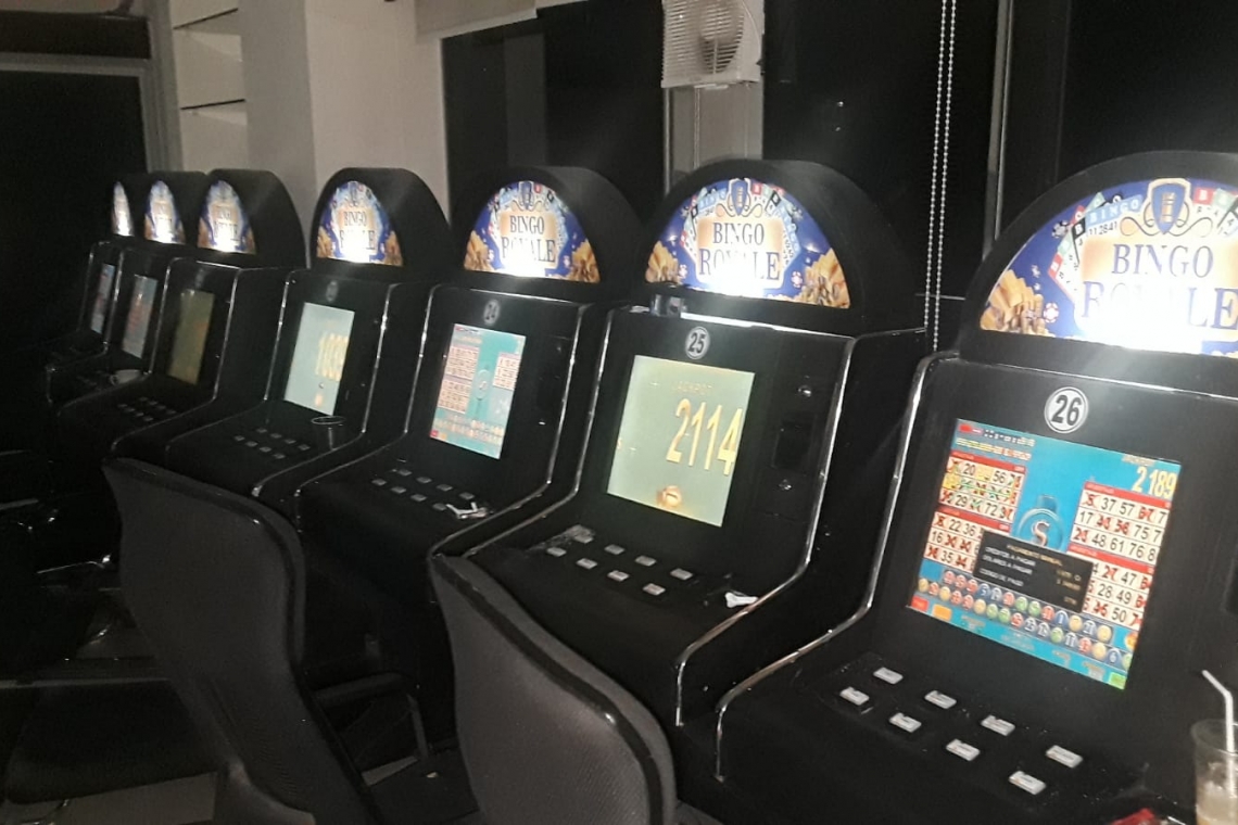 AJ comisa 56 máquinas de juego y Bs 22.000 en Santa Cruz