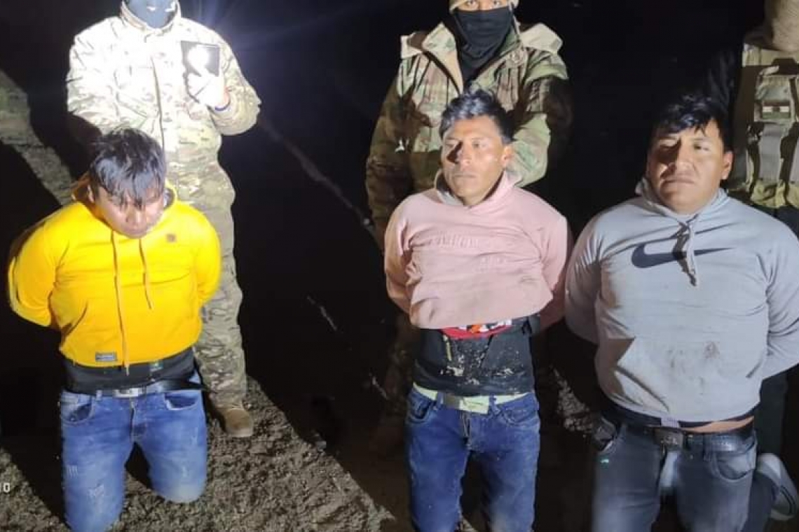 CEO-LCC captura a 3 peruanos y halla 11 paquetes de cocaína en frontera con Chile