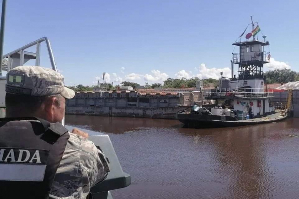 Armada y Aduana comisan barcazas en Canal Tamengo en la lucha contra el contrabando