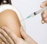 Niñas son inmunizadas contra el virus que causa el cáncer de cuello uterino