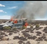 En la lucha contra el contrabando incineran vehículo “chuto” en el salar de Coipasa