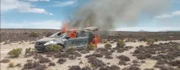 En la lucha contra el contrabando incineran vehículo “chuto” en el salar de Coipasa