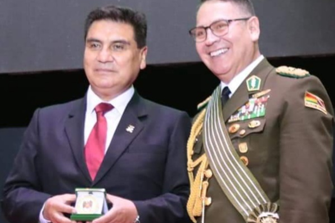   Policía nacional entrega “Galardón a la excelencia” al gobernador de Oruro