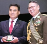   Policía nacional entrega “Galardón a la excelencia” al gobernador de Oruro