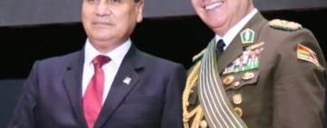   Policía nacional entrega “Galardón a la excelencia” al gobernador de Oruro