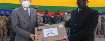 China dona equipos tecnológicos para capacitar a soldados de las FFAA