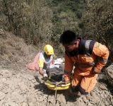 Dos muertos y un herido en siniestro de camión en ruta Caranavi-La Paz
