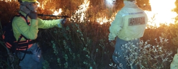 Bomberos, maquinaria y aeronaves trabajan para disipar el fuego en el Parque Otuquis